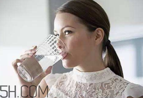 早上起來喝什么水最好_早上起來喝多少水最好 早上起來喝什么水最好_早上起來喝多少水最好