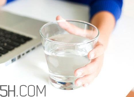 早上起來喝什么水最好_早上起來喝多少水最好 早上起來喝什么水最好_早上起來喝多少水最好