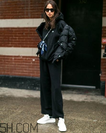 冬天穿闊腿褲配什么鞋子？冬天闊腿褲搭配鞋子圖片