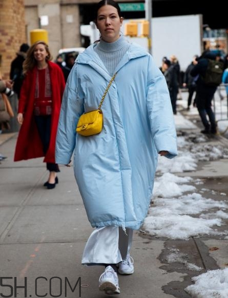 羽絨服搭配闊腿褲好看嗎？羽絨服配闊腿褲圖片