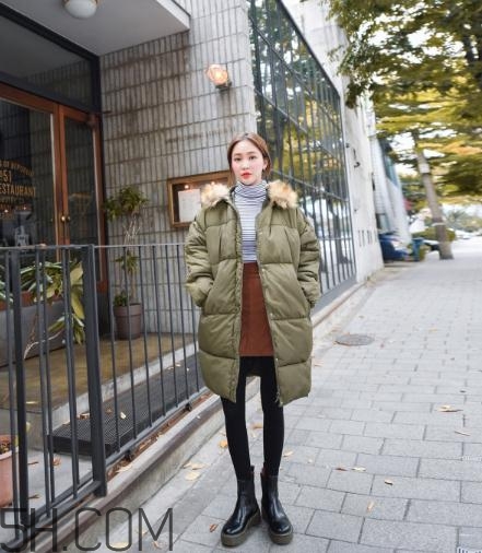 軍綠色羽絨服怎么搭配？軍綠色羽絨服搭配圖片