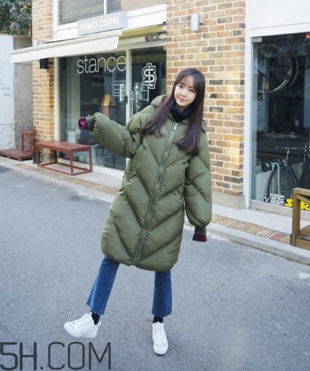 軍綠色羽絨服怎么搭配？軍綠色羽絨服搭配圖片