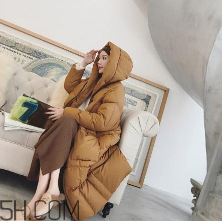 焦糖色羽絨服配什么顏色好看？焦糖色羽絨服搭配圖片