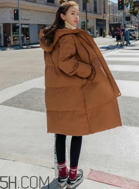 焦糖色羽絨服配什么顏色好看？焦糖色羽絨服搭配圖片