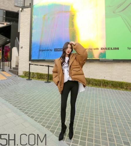 焦糖色羽絨服配什么顏色好看？焦糖色羽絨服搭配圖片