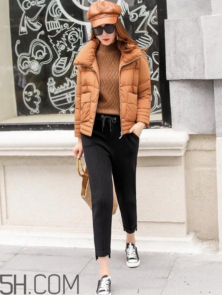 焦糖色羽絨服配什么顏色好看？焦糖色羽絨服搭配圖片