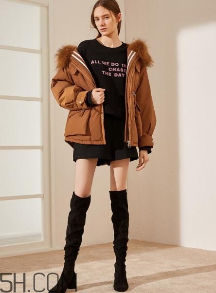 焦糖色羽絨服配什么顏色好看？焦糖色羽絨服搭配圖片