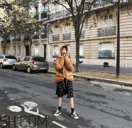 焦糖色羽絨服配什么顏色好看？焦糖色羽絨服搭配圖片