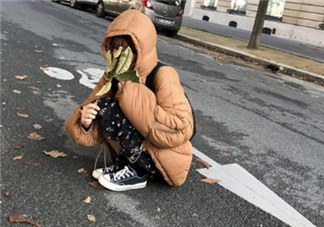 焦糖色羽絨服配什么顏色好看？焦糖色羽絨服搭配圖片