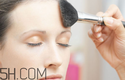 為什么先用粉底液再用遮瑕膏？粉底液涂完還要涂什么？