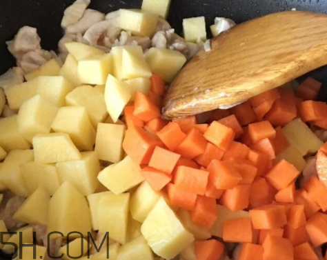 紅蘿卜能和土豆能一起炒嗎 紅蘿卜和土豆可以一起吃嗎 紅蘿卜能和土豆能一起炒嗎 紅蘿卜和土豆可以一起吃嗎