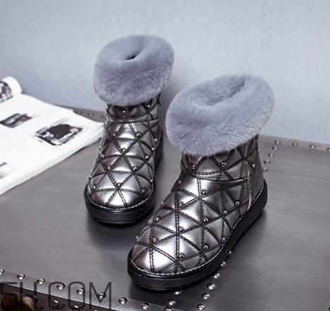 穿雪地靴要穿襪子嗎？雪地靴要光腳穿才保暖嗎？