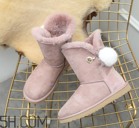 穿雪地靴要穿襪子嗎？雪地靴要光腳穿才保暖嗎？