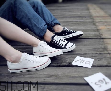 帆布鞋長霉了怎么處理？帆布鞋發(fā)霉了怎么洗掉？