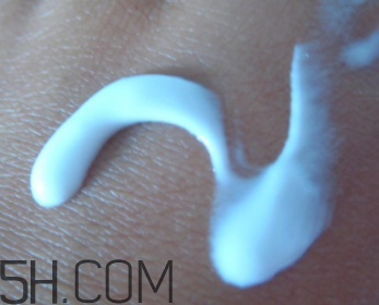 雅芳小黑裙香體乳怎么樣？雅芳小黑裙香體乳好用嗎？