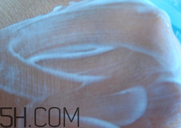 雅芳小黑裙香體乳怎么樣？雅芳小黑裙香體乳好用嗎？