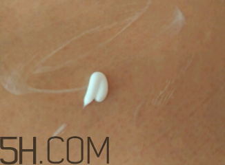 雅芳小黑裙香體乳怎么樣？雅芳小黑裙香體乳好用嗎？