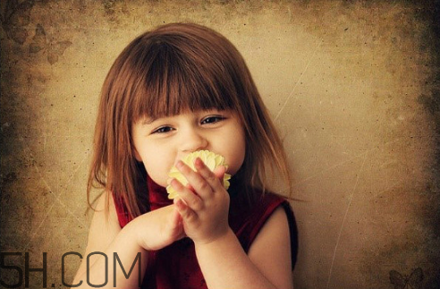 多大可以用洗面奶？用清水洗臉好還是用洗面奶好？