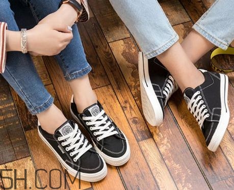 帆布鞋什么顏色好看？帆布鞋黑色好還是白色？