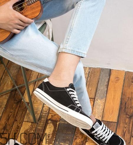 帆布鞋什么顏色好看？帆布鞋黑色好還是白色？
