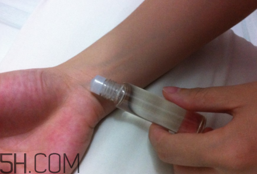 雅芳小黑裙走珠香水怎么樣？雅芳小黑裙走珠香水好聞嗎？