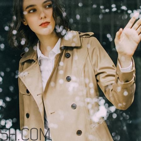 風(fēng)衣腰帶怎么系 風(fēng)衣腰帶后系法圖解