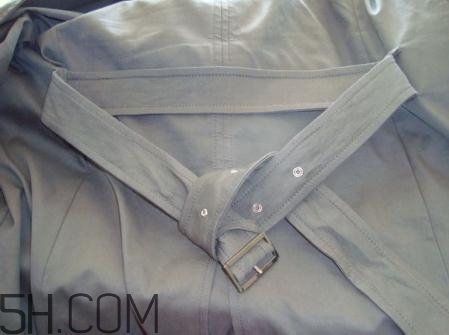 風衣腰帶怎么系 風衣腰帶后系法圖解 風衣腰帶怎么系 風衣腰帶后系法圖解