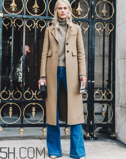 牛仔喇叭褲配什么上衣？牛仔喇叭褲搭配上衣圖片