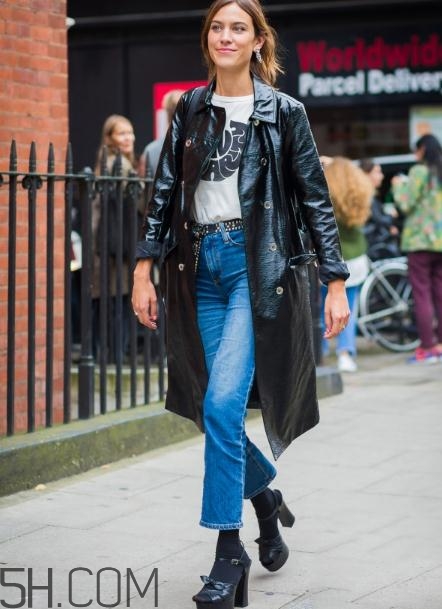 牛仔喇叭褲配什么上衣？牛仔喇叭褲搭配上衣圖片