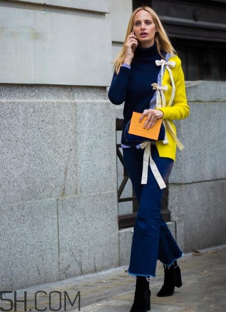 牛仔喇叭褲配什么上衣？牛仔喇叭褲搭配上衣圖片