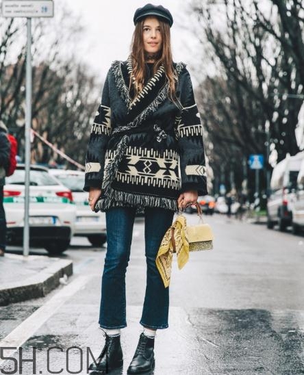 牛仔喇叭褲配什么上衣？牛仔喇叭褲搭配上衣圖片