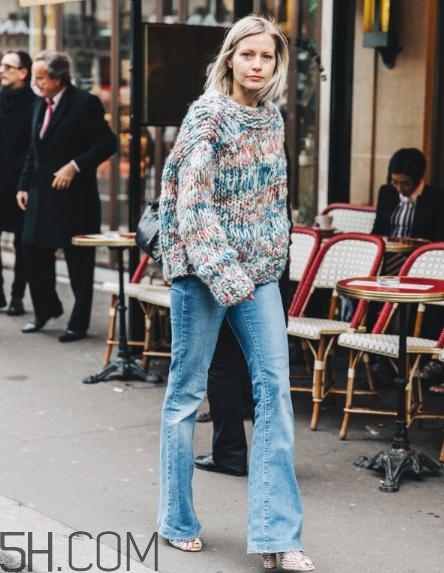 牛仔喇叭褲配什么上衣？牛仔喇叭褲搭配上衣圖片