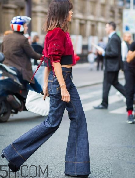 牛仔喇叭褲配什么上衣？牛仔喇叭褲搭配上衣圖片