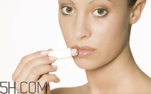 小蜜蜂水果味唇膏哪只好用？小蜜蜂水果味唇膏哪只好聞？