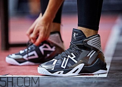 籃球鞋買大還是買?。炕@球鞋買大了怎么辦？