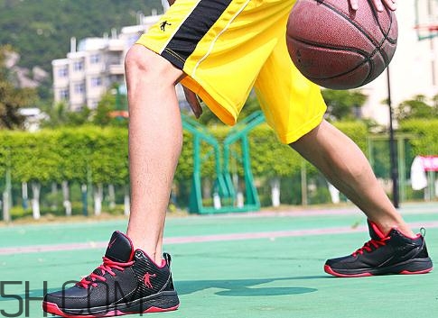 籃球鞋高幫好還是低幫好？籃球鞋高幫和低幫的區(qū)別