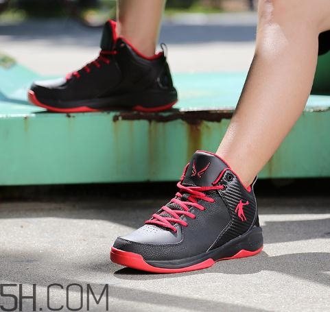 籃球鞋高幫好還是低幫好？籃球鞋高幫和低幫的區(qū)別