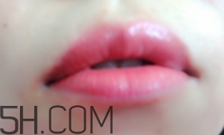 小蜜蜂唇膏筆怎么樣？小蜜蜂唇膏筆好用嗎？