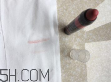 小蜜蜂唇膏筆怎么樣？小蜜蜂唇膏筆好用嗎？