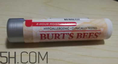 小蜜蜂細(xì)致修護(hù)唇膏很油嗎？夏天用合適嗎？