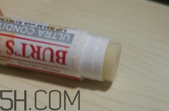 小蜜蜂細(xì)致修護(hù)唇膏很油嗎？夏天用合適嗎？