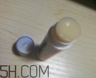 小蜜蜂細(xì)致修護(hù)唇膏很油嗎？夏天用合適嗎？