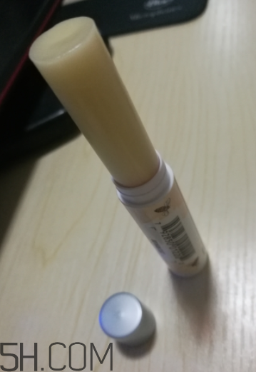 小蜜蜂細(xì)致修護(hù)唇膏很油嗎？夏天用合適嗎？