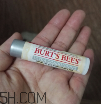 小蜜蜂細(xì)致修護(hù)唇膏很油嗎？夏天用合適嗎？