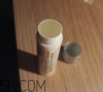 小蜜蜂細(xì)致修護(hù)唇膏很油嗎？夏天用合適嗎？