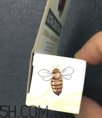 小蜜蜂細(xì)致修護(hù)唇膏很油嗎？夏天用合適嗎？