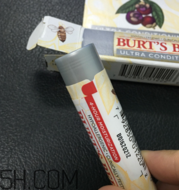 小蜜蜂細(xì)致修護(hù)唇膏很油嗎？夏天用合適嗎？