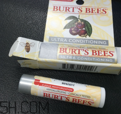 小蜜蜂細(xì)致修護(hù)唇膏很油嗎？夏天用合適嗎？