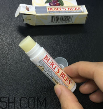 小蜜蜂細(xì)致修護(hù)唇膏很油嗎？夏天用合適嗎？