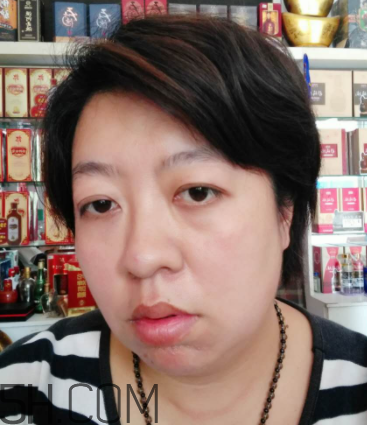 小蜜蜂口紅好用嗎？小蜜蜂口紅試色